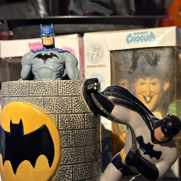 DC Comics™️ Batman™️ collectibleHandPainted Ceramic mug FreeBatmanfigureincluded - Picture 4 of 14